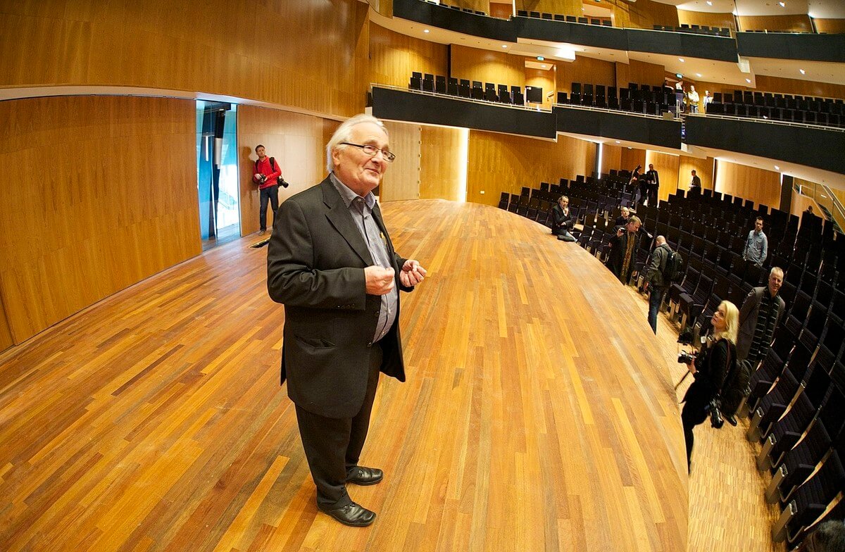 Architect Hertzberger in de Hertzzaal van TivoliVredenburg. Foto: Ton van den Berg