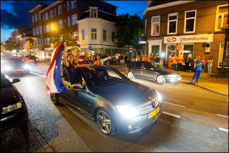 Feestvierders op de Amsterdamsestraatweg. Foto: Bas de Meijer.