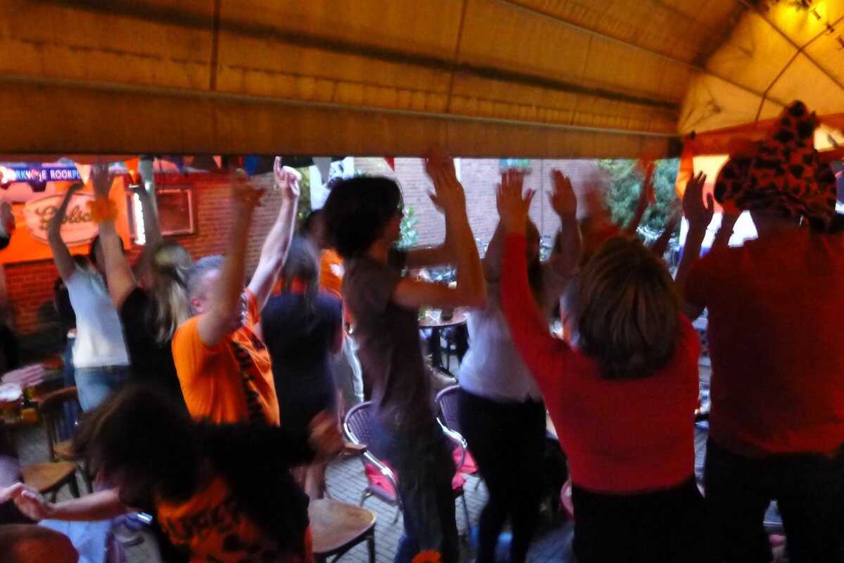 Feest in de kroeg en op het terras. Foto: Ton van den Berg