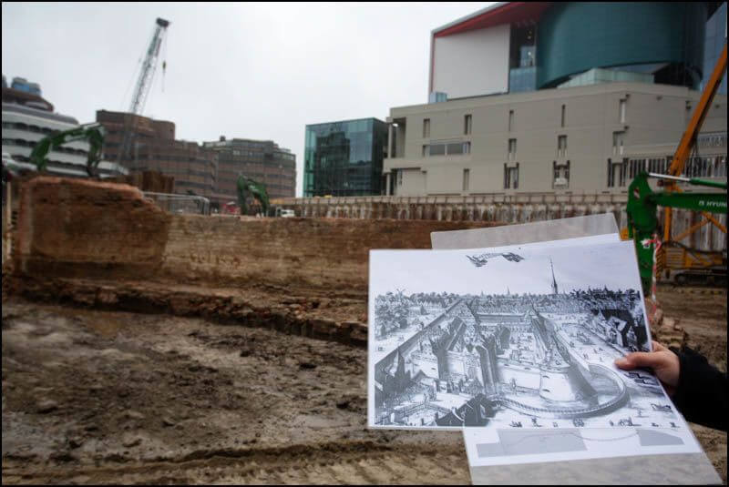 Resten van de kasteelmuur en op de voorgrond een tekening van Vredenborch. Foto: Bas de Meijer