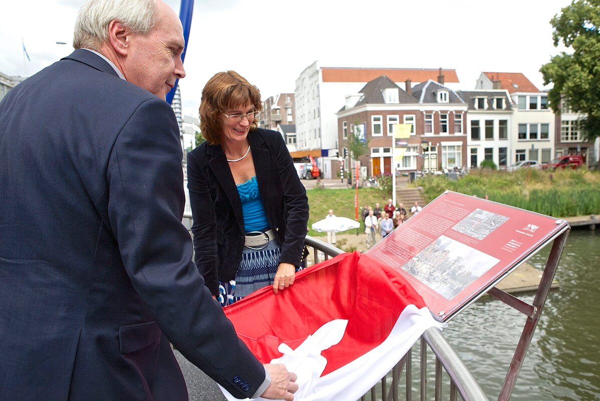 Wethouder Geldof en HUA-directeur Keijsper onthullen een informatiebord op de Monicabrug. Foto: Ton van den Berg