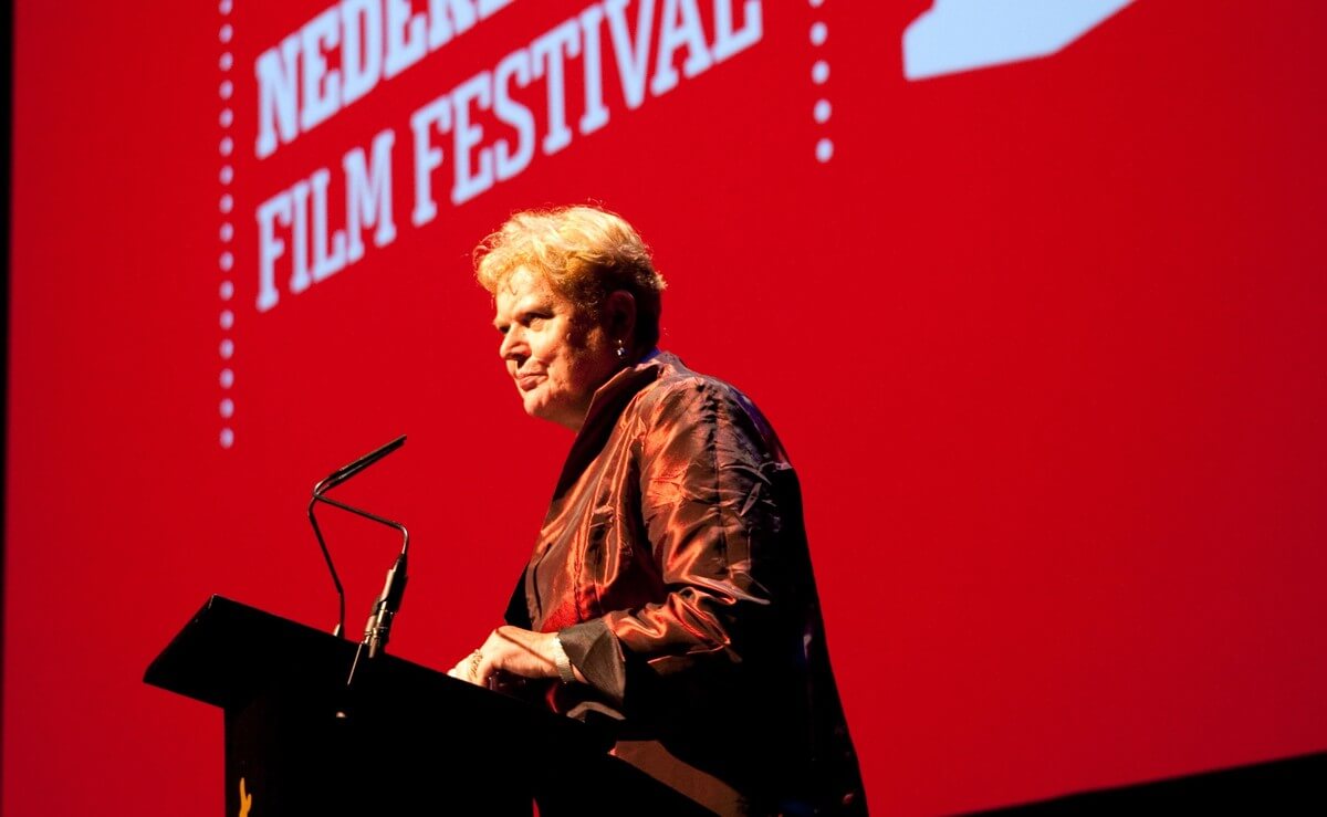 Jeltje van Nieuwenhoven verlaat het Filmfestival. Foto: Ton van den Berg