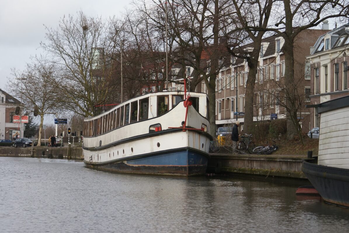 De hasjboot aan de Wittevrouwensingel. Foto: Maarten van de Krol