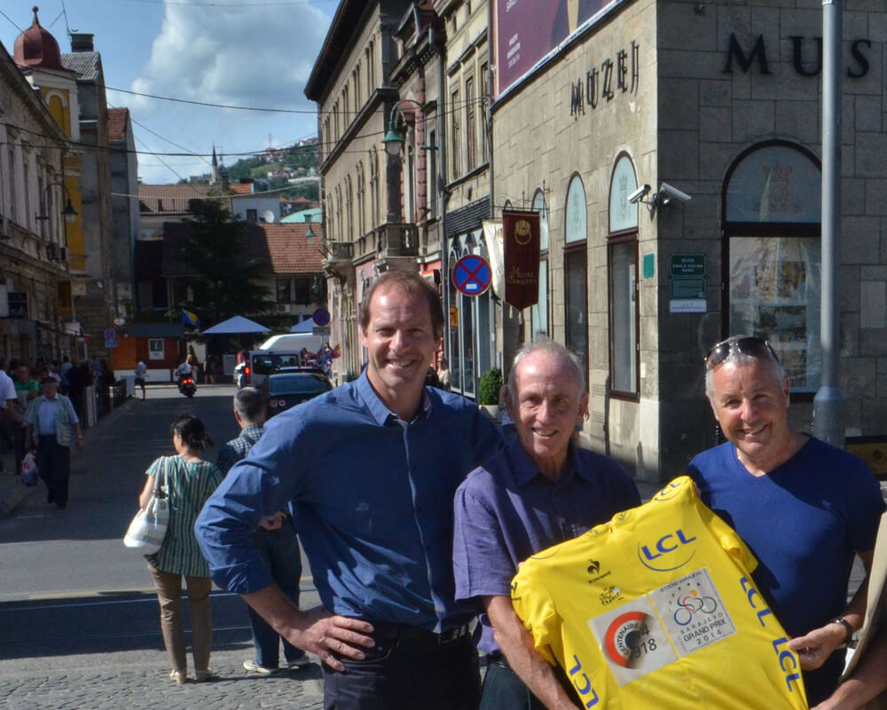 Christian Prudhomme, Joop Zoetemelk en Stephen Roche in Sarajevo. Foto: Jeroen Wielaert