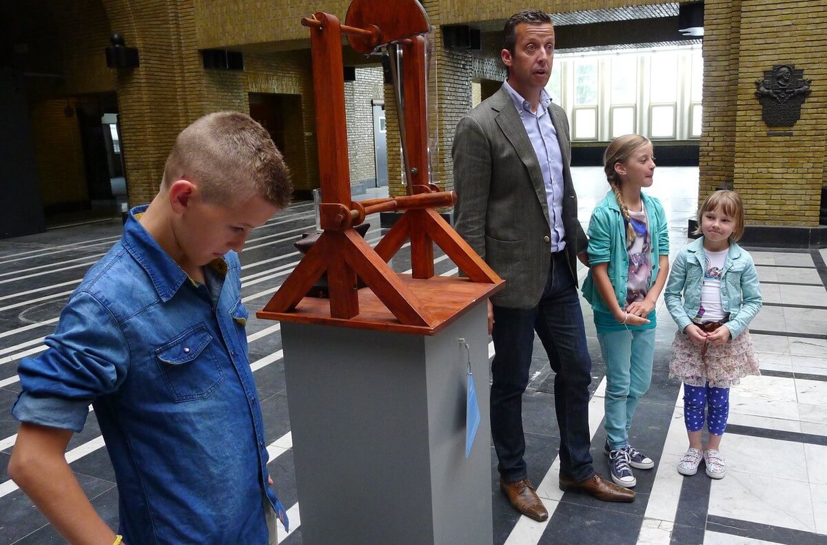 Imre van Leeuwen bij een uitvinding van Da Vinci. Foto: Ton van den Berg