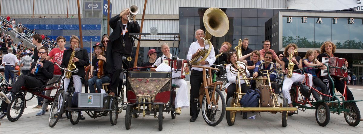 Groepsfoto van Orchestre Bicyclette. Foto's Ton van den Berg
