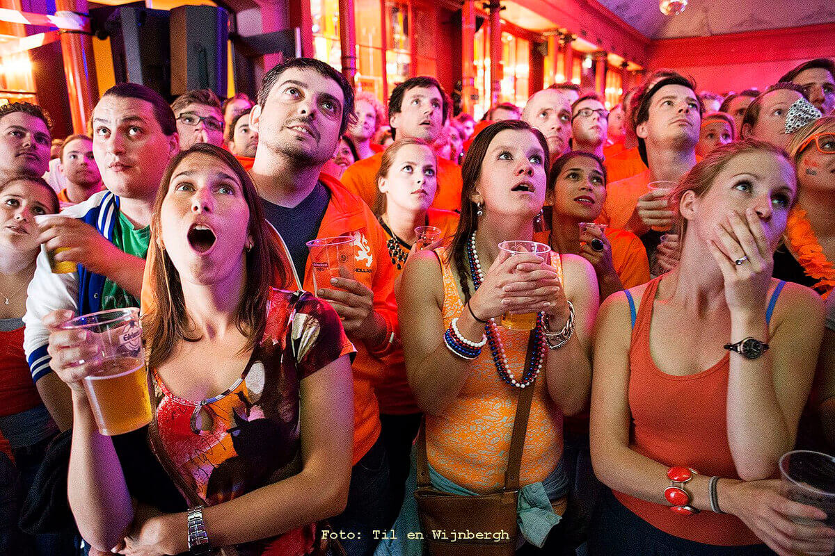 Oranjefans in de Winkel van Sinkel. Foto: Til & Wijnbergh / Hollandse Hoogte
