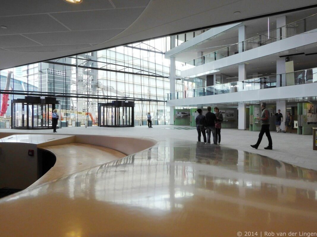 De hal van het nieuwe stadskantoor. Foto's: Rob van der Lingen