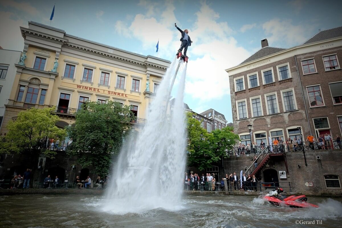 Vliegen over de Oudegracht. Foto Gerard Til