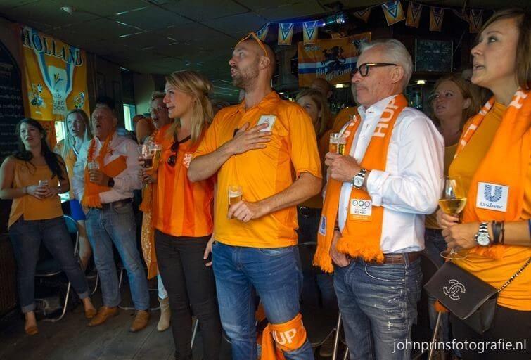 Het volkslied wordt meegezongen. Foto: John Prins