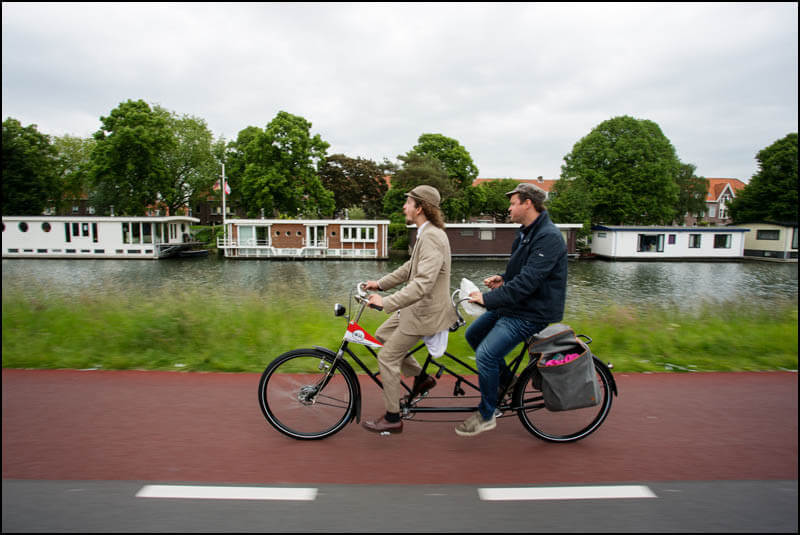 Op een tandem uit 1934 in stijl langs de woonboten. Foto's Bas de Meijer