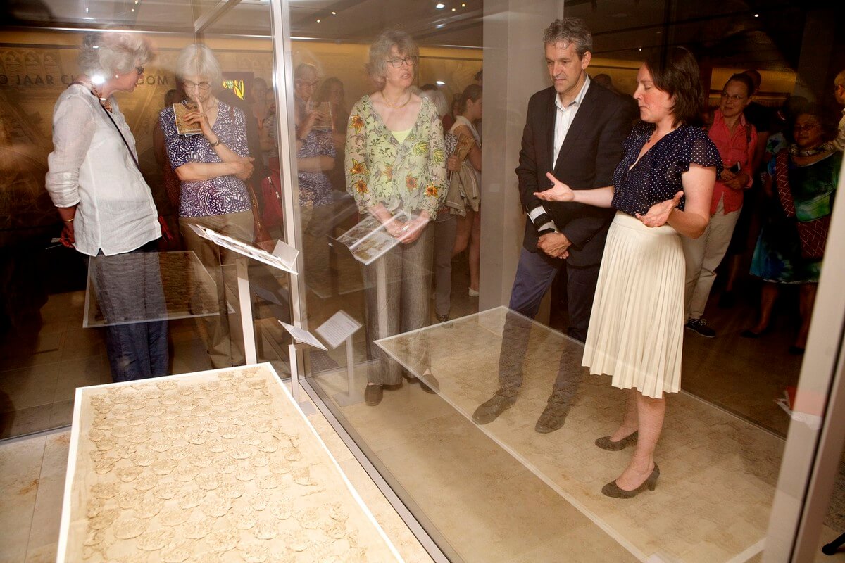 Burgemeester Van der Pas van de gemeente Rhenen onthulde de halsdoek samen met Catharijneconvent-directeur Marieke van Schijndel. Foto: Ton van den Berg