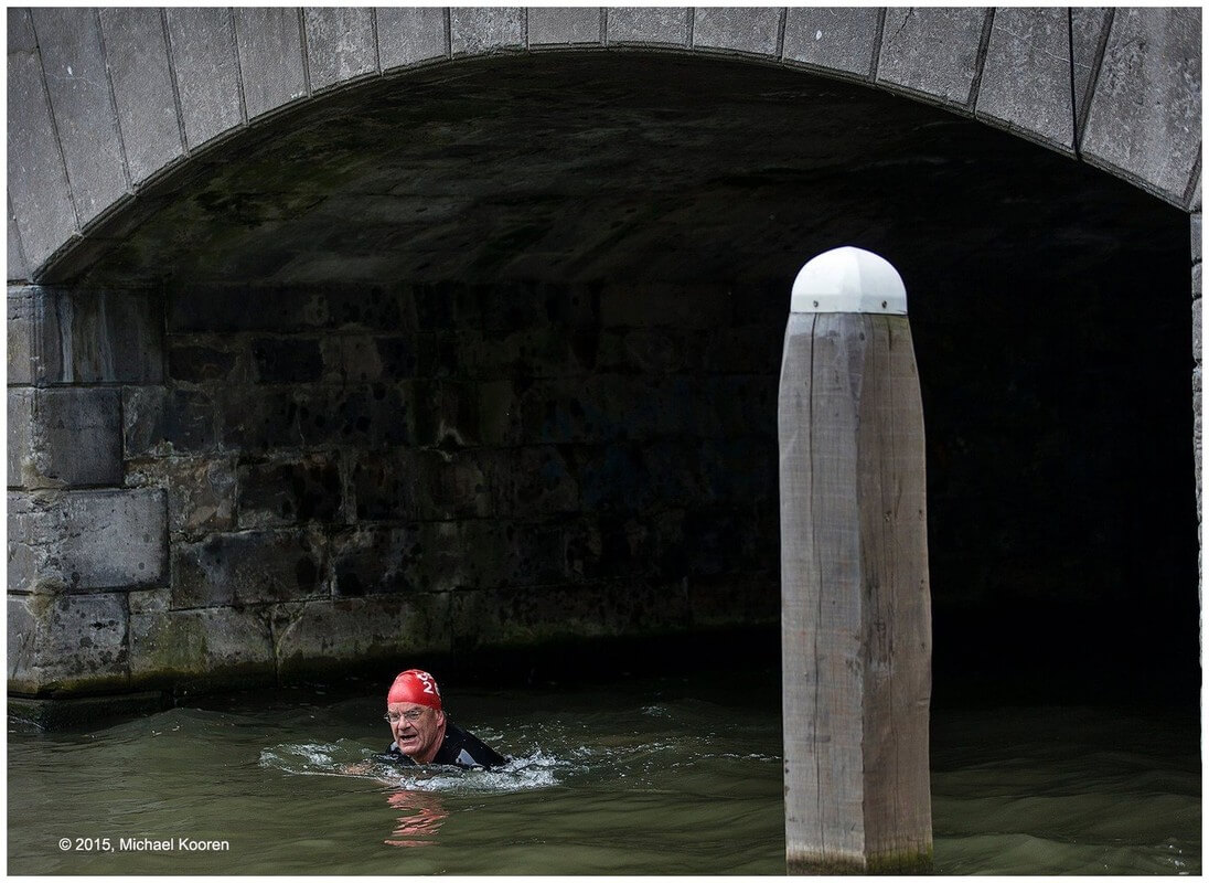 Burgemeester Van Zanen in de singel tijdens de SingelSwim. Foto: Michael Kooren
