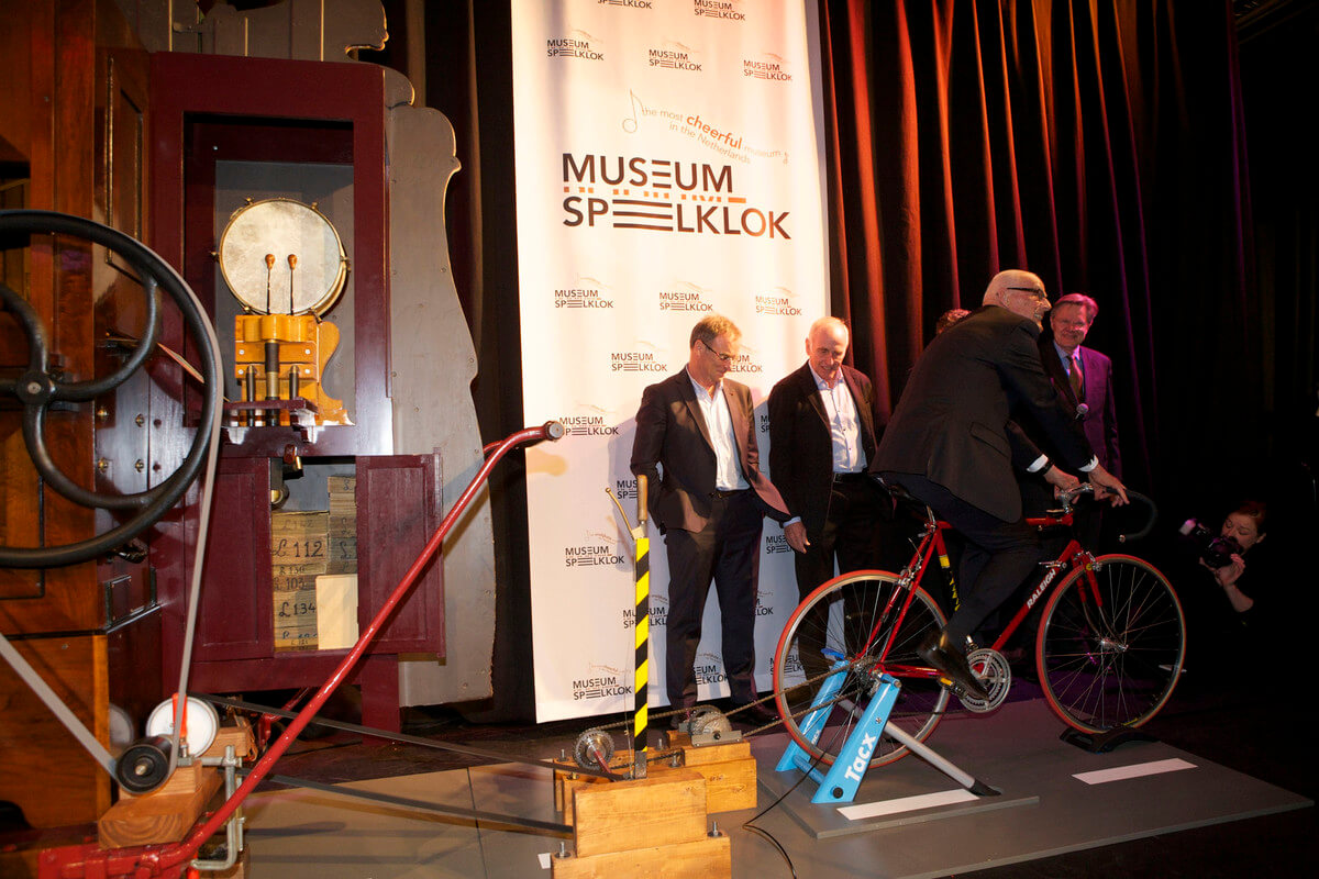 Oud-wielrenners vermaken zich eerder dit jaar in het Museum Speelklok. Foto: Ton van den Berg