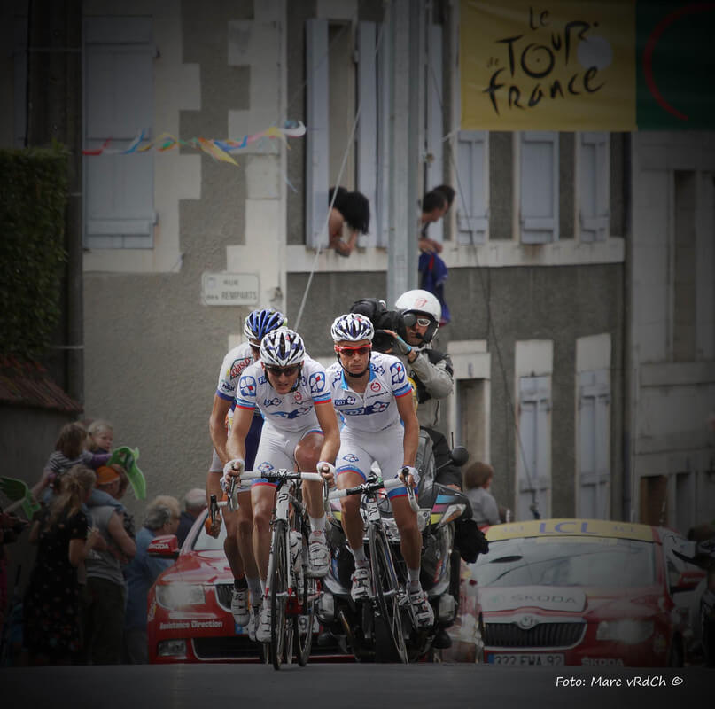 Wielrenners 'ergens in Frankrijk' tijdens de Tour de France. Foto: Marc van Rossum du Chattel