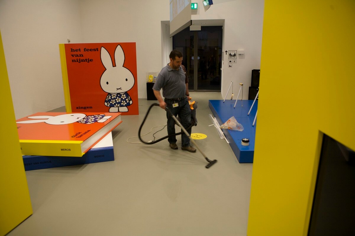 Er wordt hard gewerkt om de tentoonstelling 60 jaar Nijntje af te hebben. Foto: Ton van den Berg