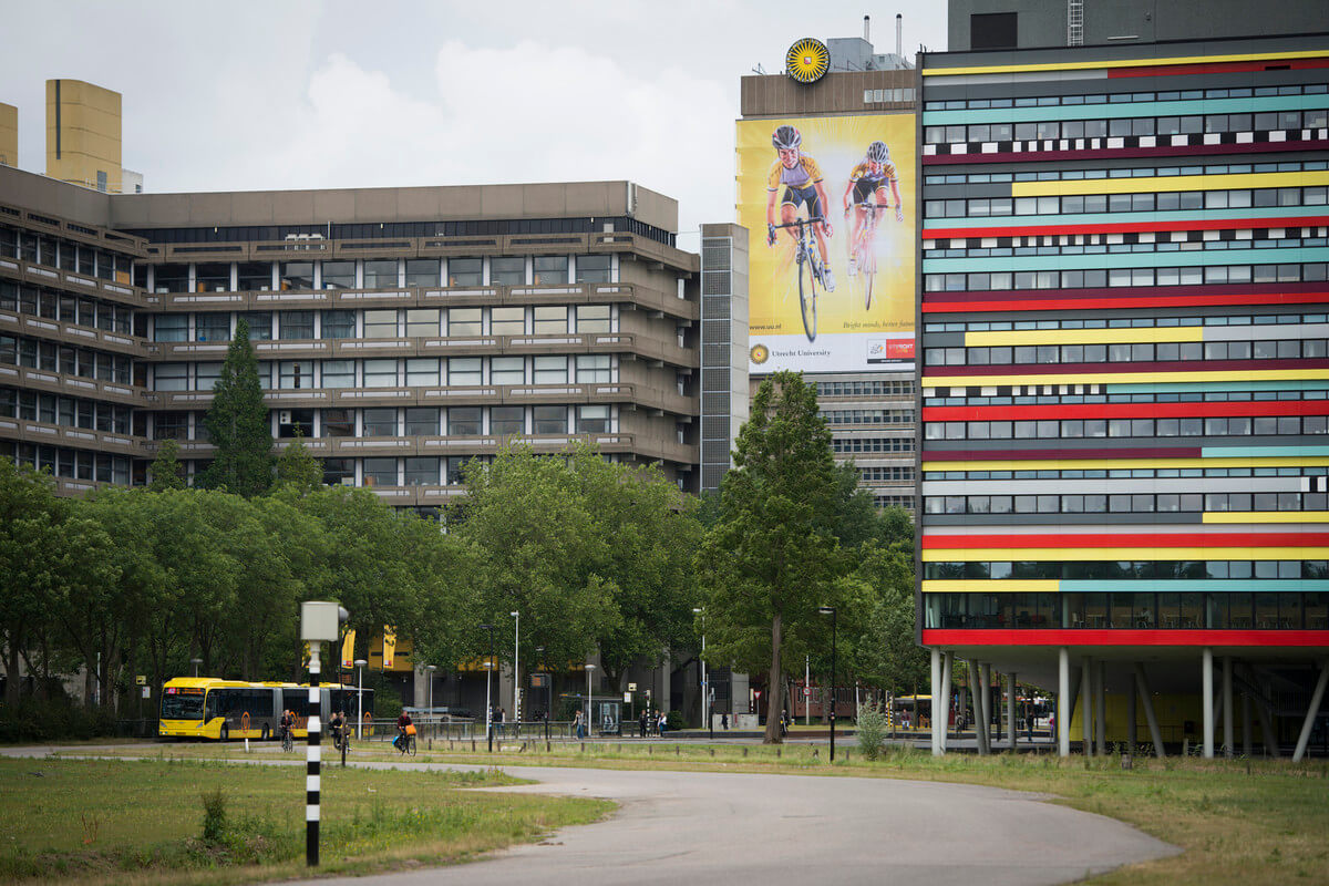 Twee wielrenners op een geveldoek in De Uithof. Foto: Robert Oosterbroek