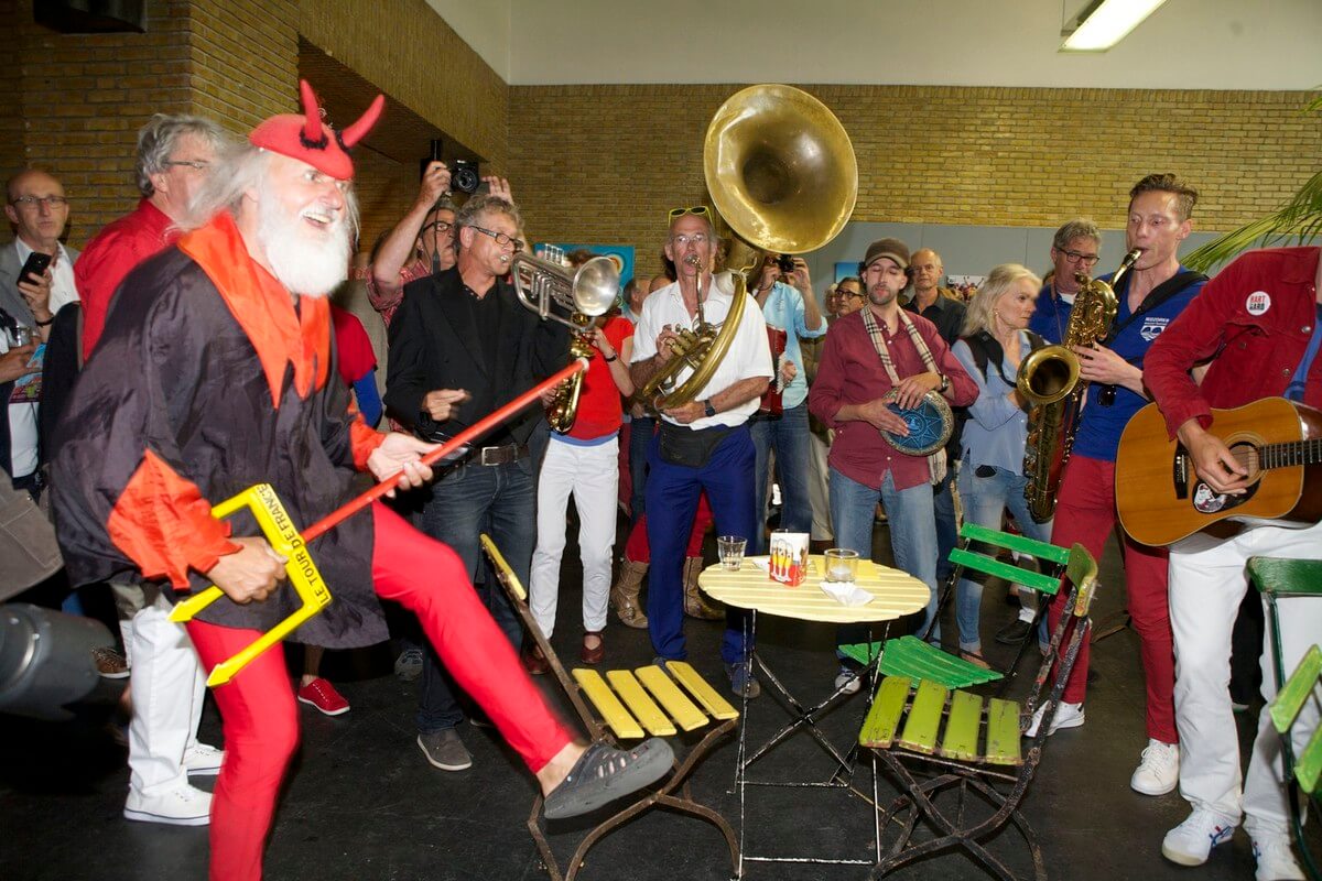 De rode duivel Didis trekt veel aandacht. Foto: Ton van den Berg