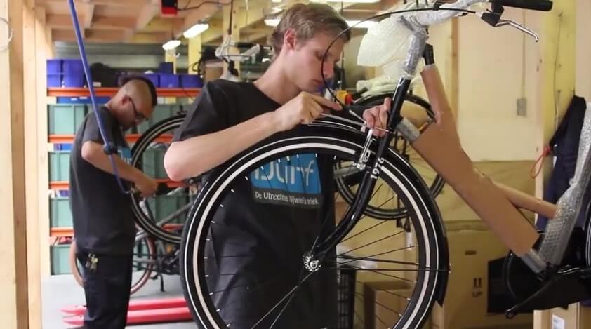 Een fiets wordt klaargemaakt voor gebruik. Foto: B. Hendriks