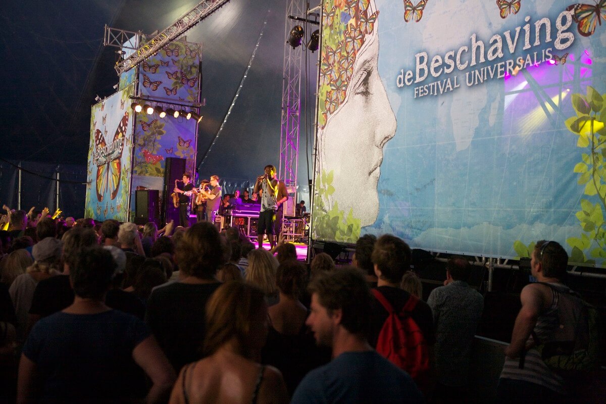 Optreden van Typhoon in de grote tent van deBeschaving. Foto: Ton van den Berg