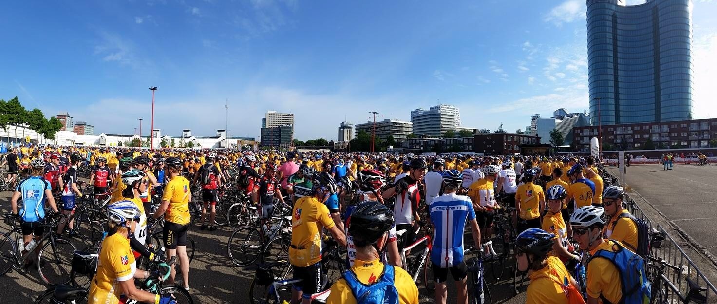Grote drukte bij het vertrek bij de Jaarbeurs. Foto: Sander van Waveren