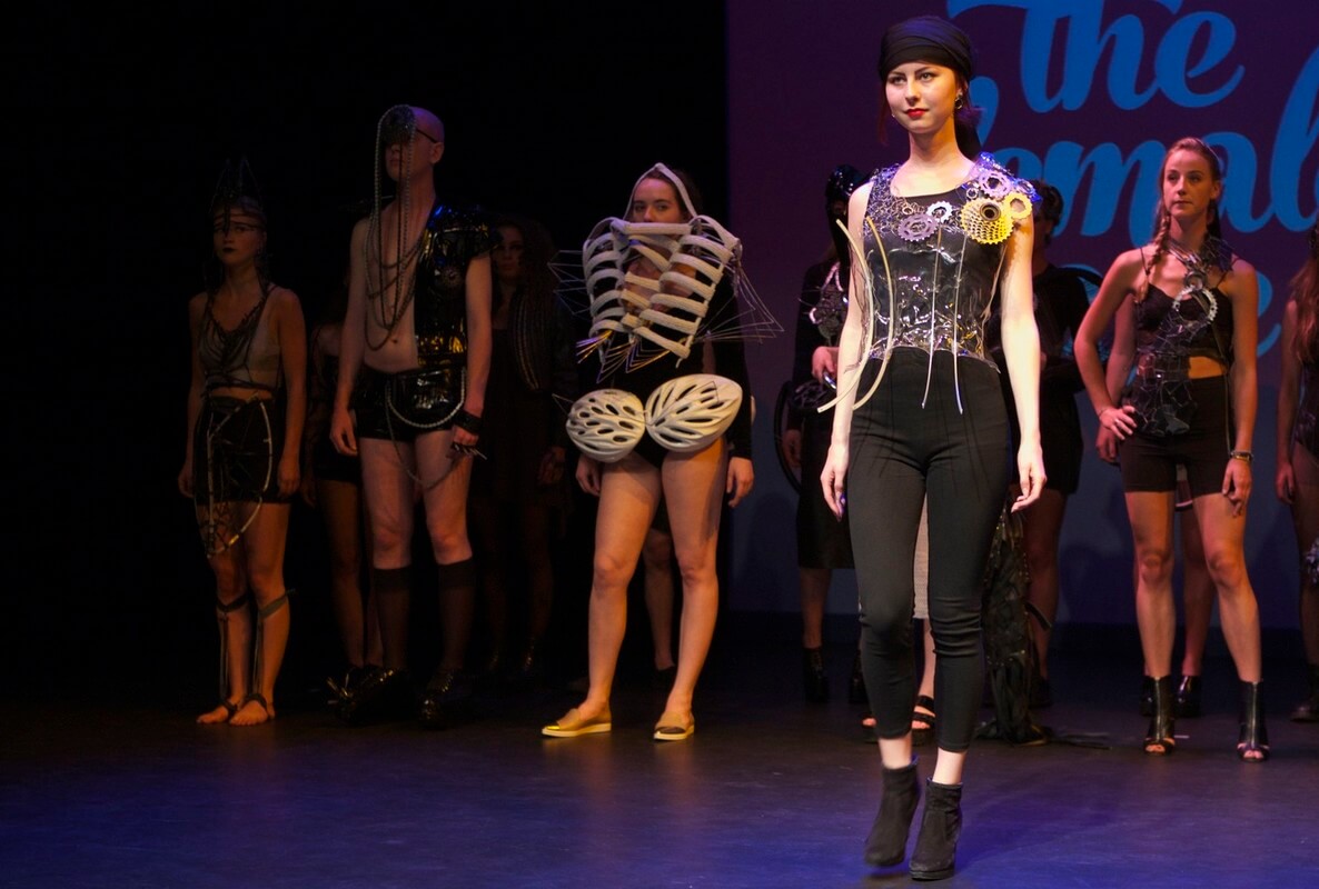 Modeshow met kleding van wielerattributen. Foto's: Ton van den Berg