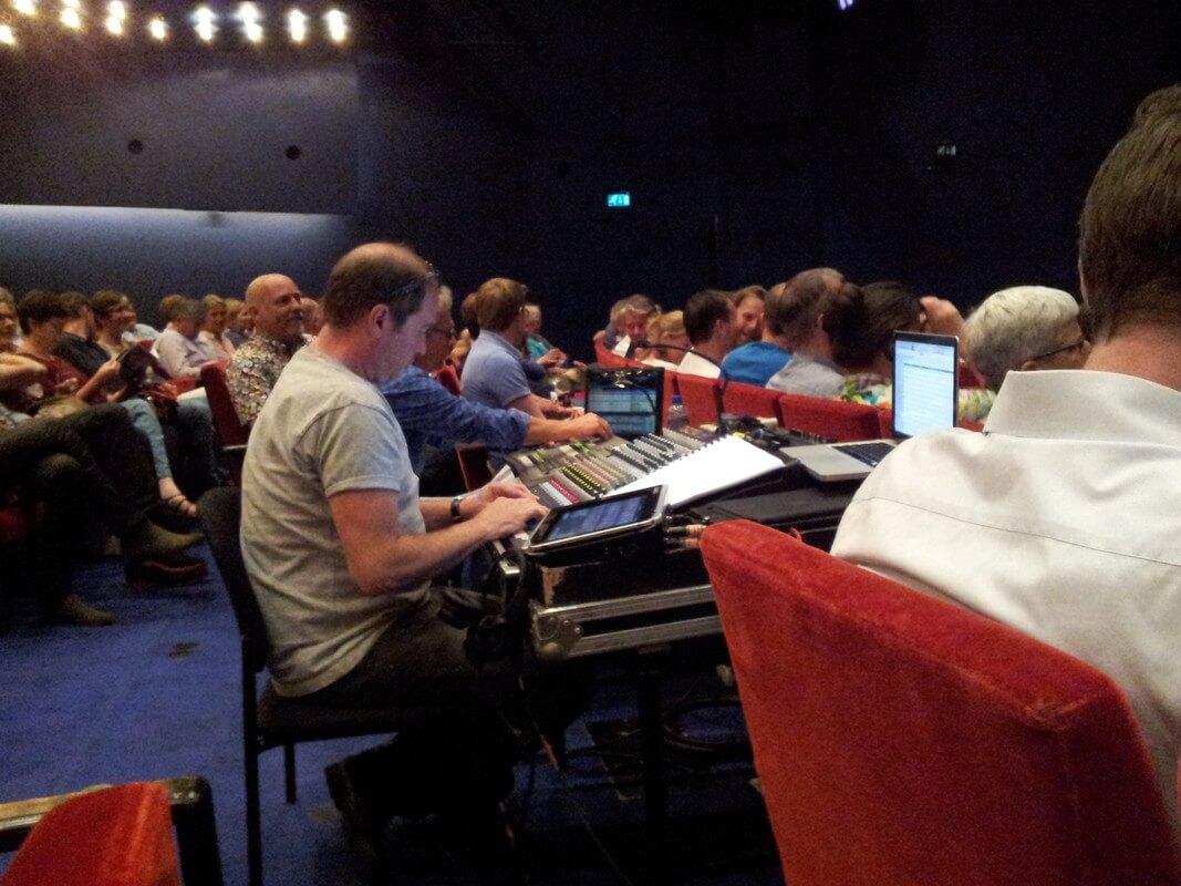 Technici proberen orde te krijgen in de apparatuur. Foto: Ton van den Berg