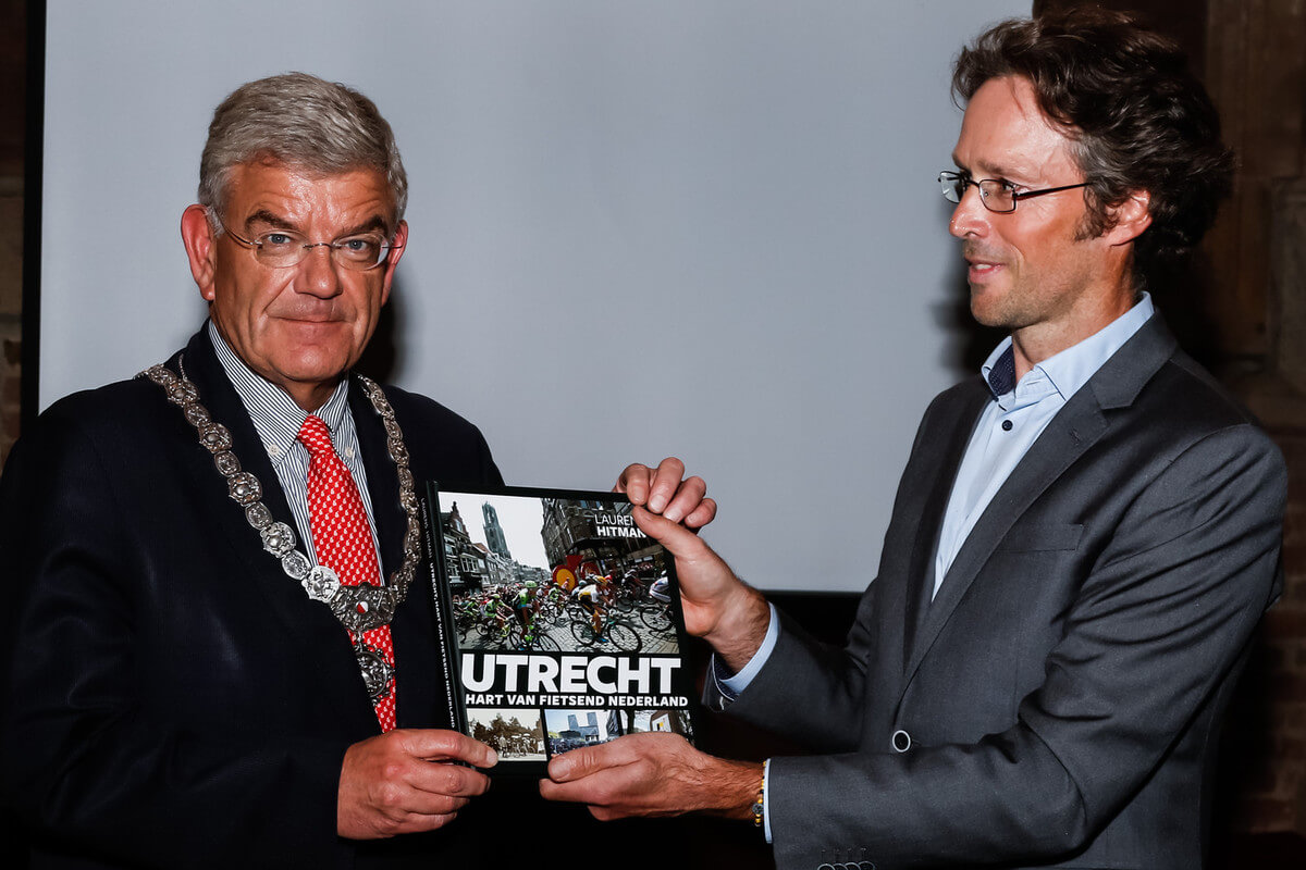 Burgemeester Van Zanen ontvangt het boek Utrecht, hart van fietsend Nederland uit handen van de auteur Laurens Hitman. Foto: GoalPhoto
