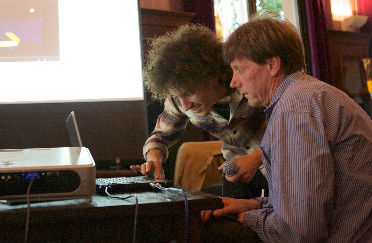 Colin en Erik Benders tijdens een presentatie, de laatste is te gast bij BIJWIE. Foto: Ton van den Berg