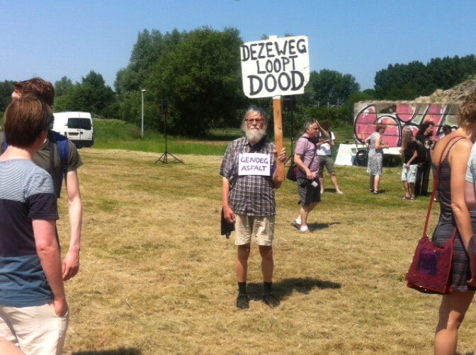 Een van de demonstranten bij het protest tegen uitbreiding A27. Foto: Jos Bours