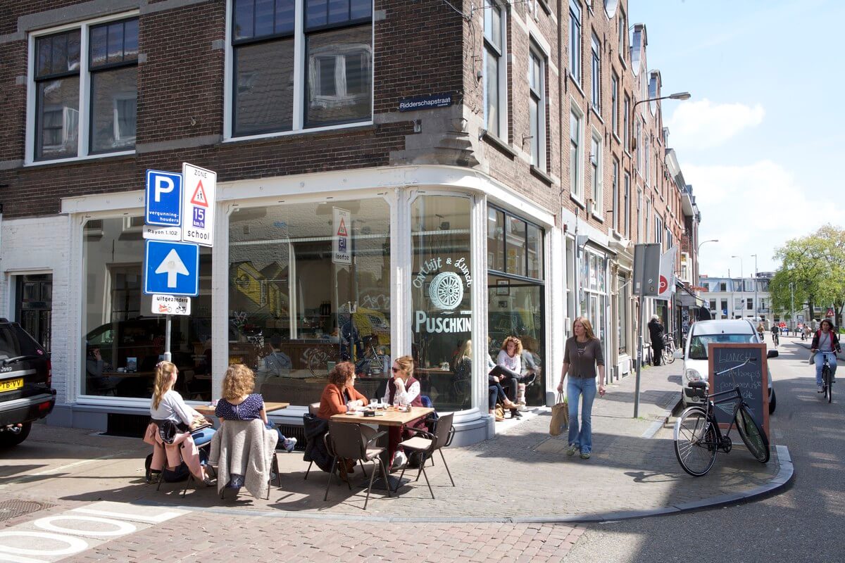 Genieten van Utrecht-weer in de Wittevrouwenstraat. Foto: Ton van den Berg