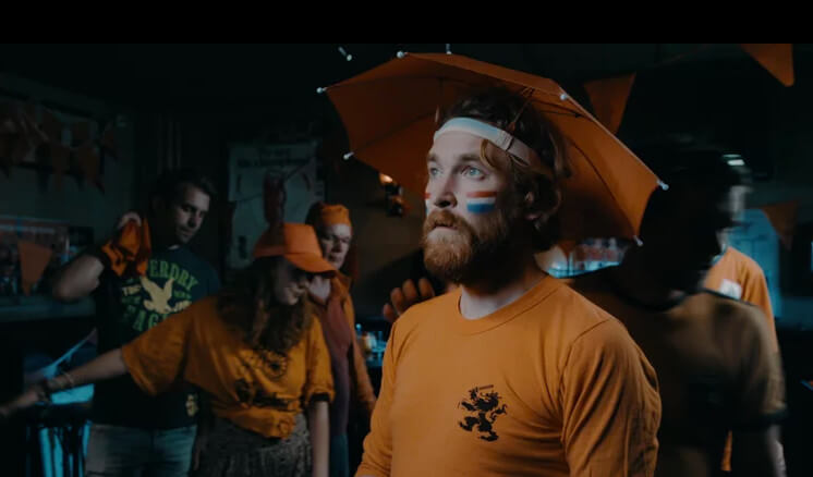De oranjefan Edwin die van de nood een deugd maakt. Foto: Blik