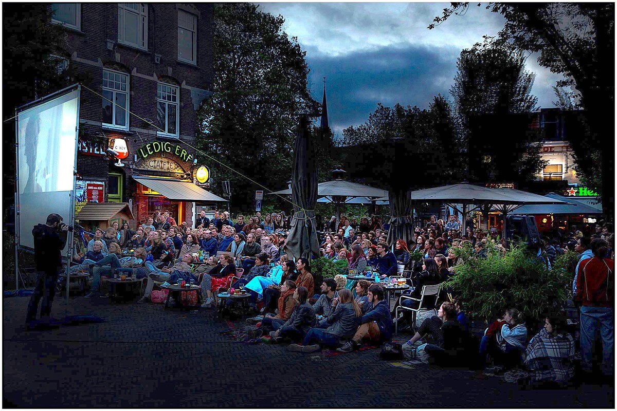 Het Belgische filmfestival ging woensdagavond al informeel open met een door tijdschrift De Dakhaas opgezette openluchtfilm. Foto: Michael Kooren