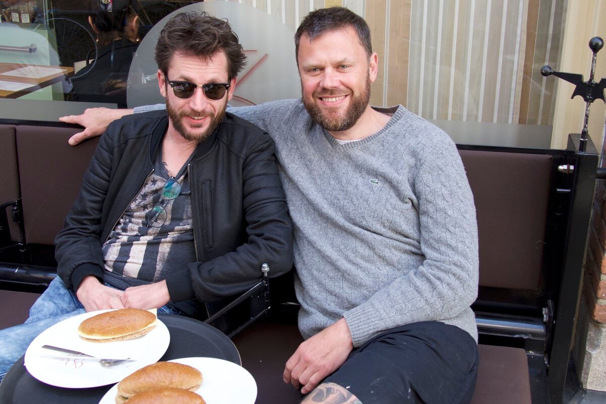 Tom Staal eet een broodje met Ralph Bond, patissier en boulangier aan de Lijnmarkt. Foto: Ton van den Berg