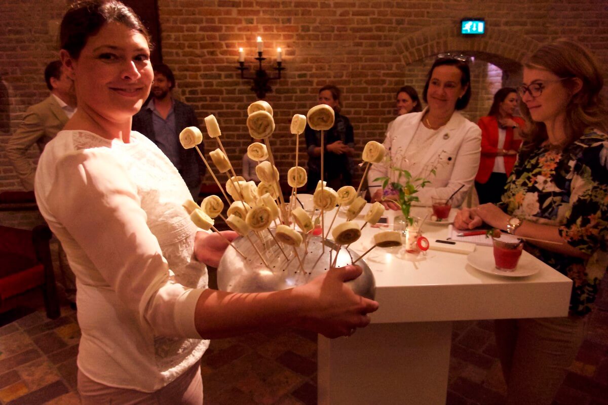 Bellina Ronen van Maison van den Boer met een schaal hapjes. Foto: Ton van den Berg