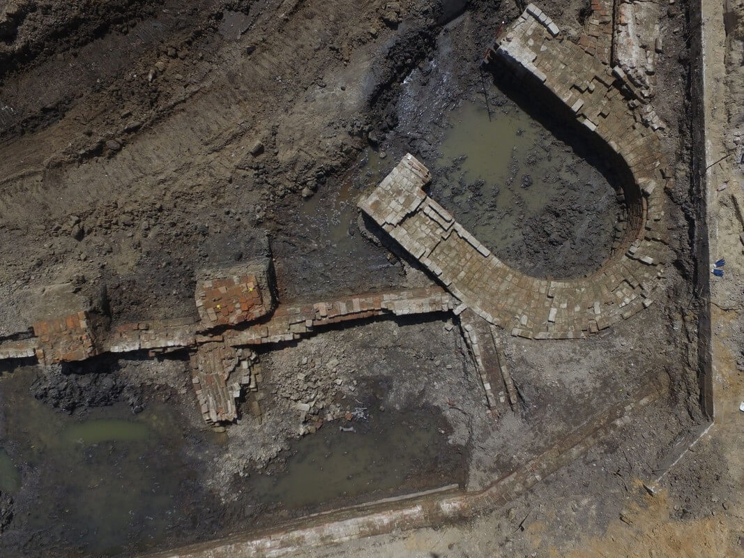 De resten van de stadsmuur en verdedigingstoren (rechts) bij de Westerdijk. Foto: Archeologische dienst gemeente Utrecht