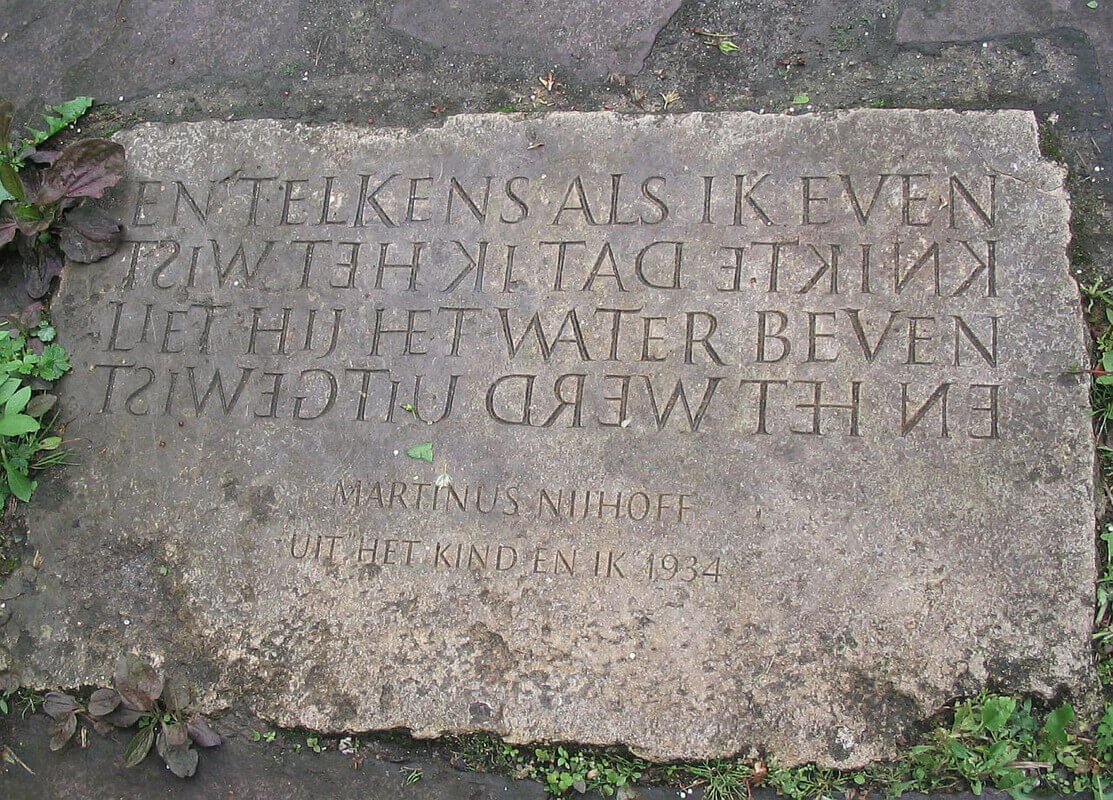 De tegel in de Oude Hortus. Foto: Willem Geijssen
