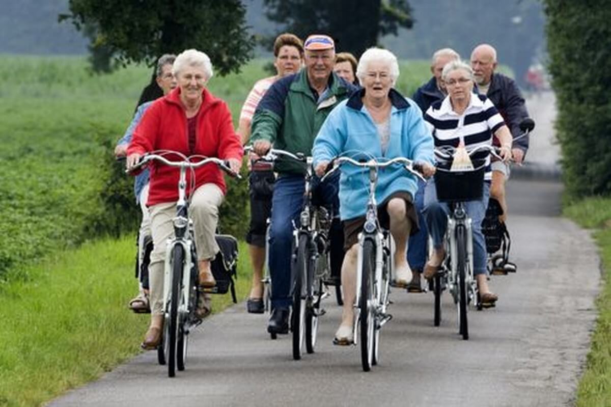 Alleenstaanden gaan er samen vrolijk op uit. Foto: Jan Jansen
