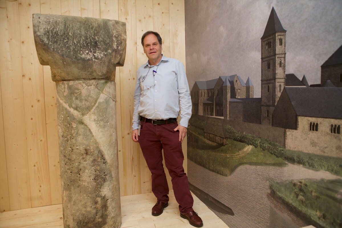 Renger de Bruin bij delen van de tentoonstelling over de Domkerk in 2016. Foto: Ton van den Berg