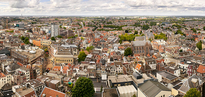 Stadsgezicht pur sang: uitzicht naar het noorden, gefotografeerd vanaf diverse niveaus van de Domtoren en digitaal tot één ultra vision gemonteerd door Hans Wilschut, 2015. Collectie SFU / Beeldbank HUA