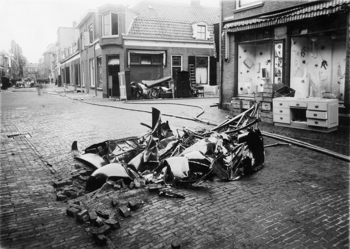 Brokstukken van het vliegtuig in de Bouwstraat (hoek Goedestraat). Foto: Het Utrechts Archief
