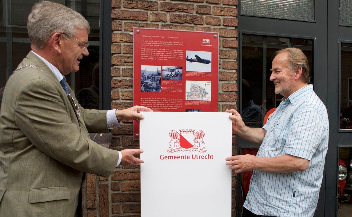 Jan van Zanen en Rob Arijjansen onthullen het informatiebord. Foto: Ton van den Berg
