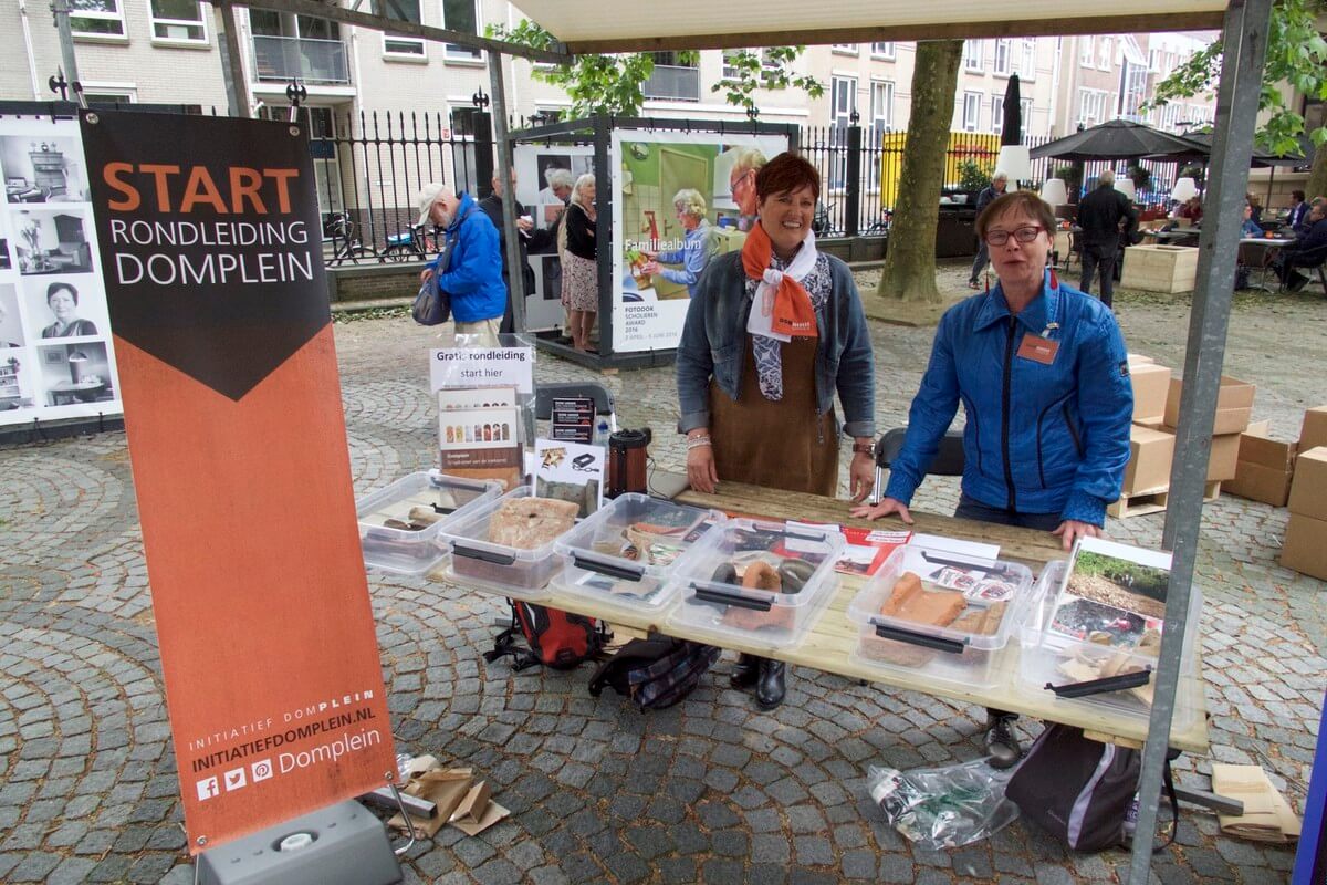 Vrijwilligers, ook bij het initiatief Domplein, aan het werk. Foto: Ton van den Berg