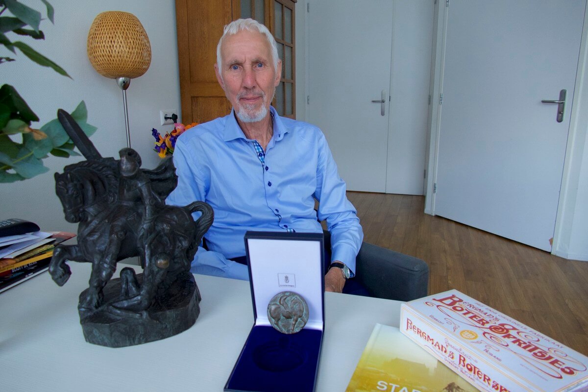Chris van Deventer met zijn Sint Maartenspenning (midden) en andere cadeaus. Foto: Ton van den Berg