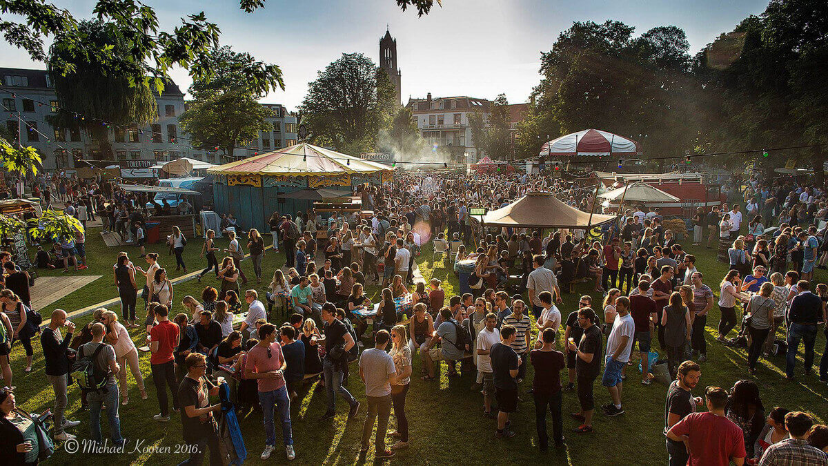 Feest op het Lepelenburg, maar niet iedereen is blij. Foto: Michael Kooren