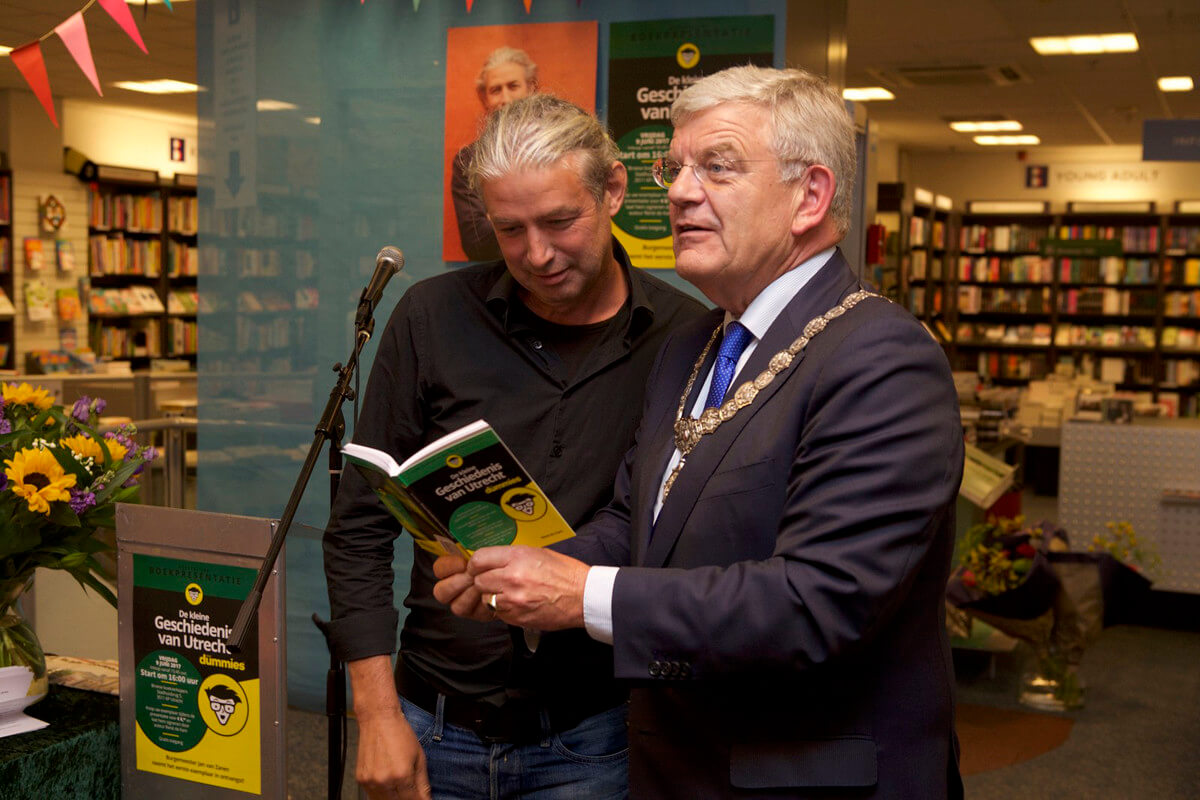 Auteur Rene de Kam en burgemeester Van Zanen bij de presentatie Utrecht voor dummies. Foto: Ton van den Berg