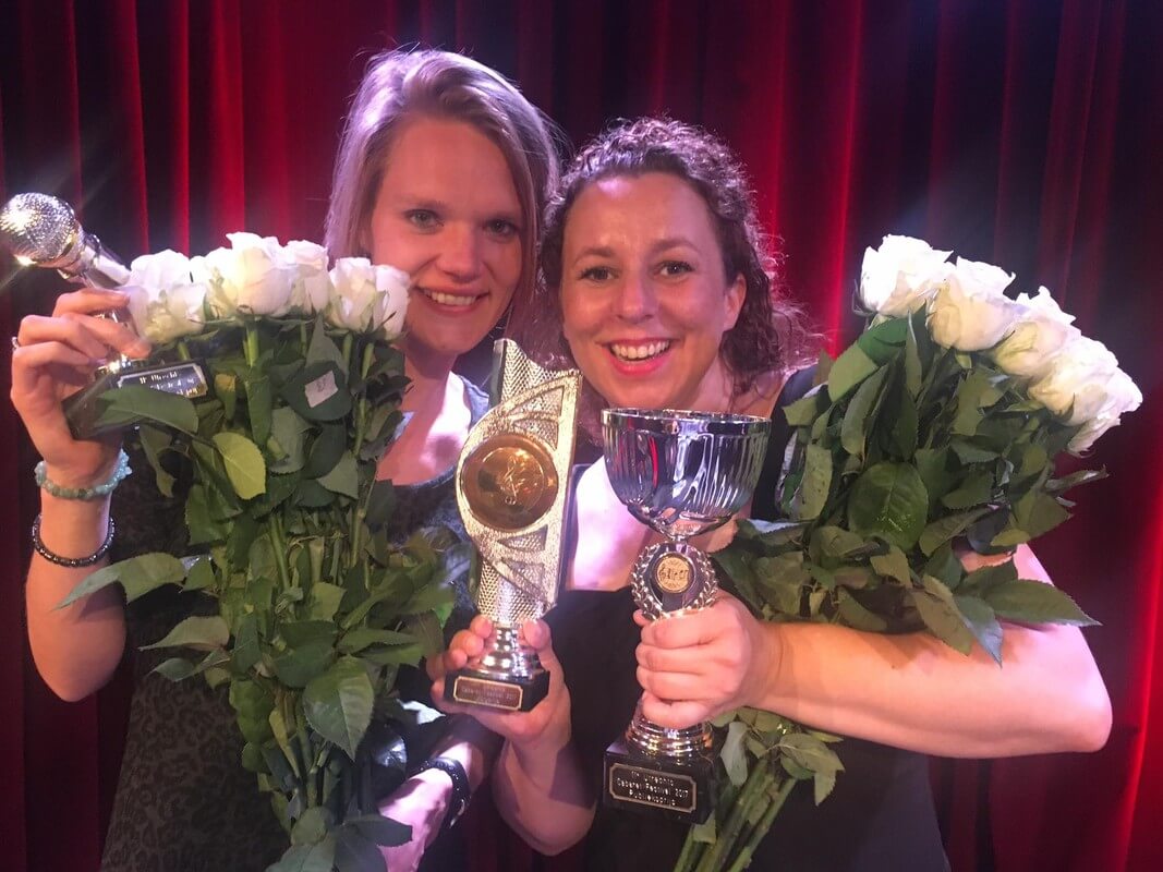Hella de Boer (rechts) en Anouk Kragtwijk zijn de winnaars van het cabaret festival. Foto: S. Schinkel