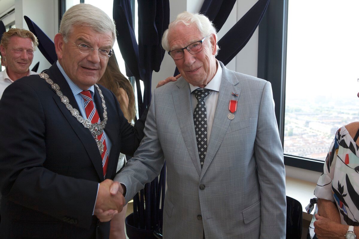 Burgemeester Van Zanen en Ed Hoeboer na de ontvangst van een gemeentespeld. Foto: Ton van den Berg