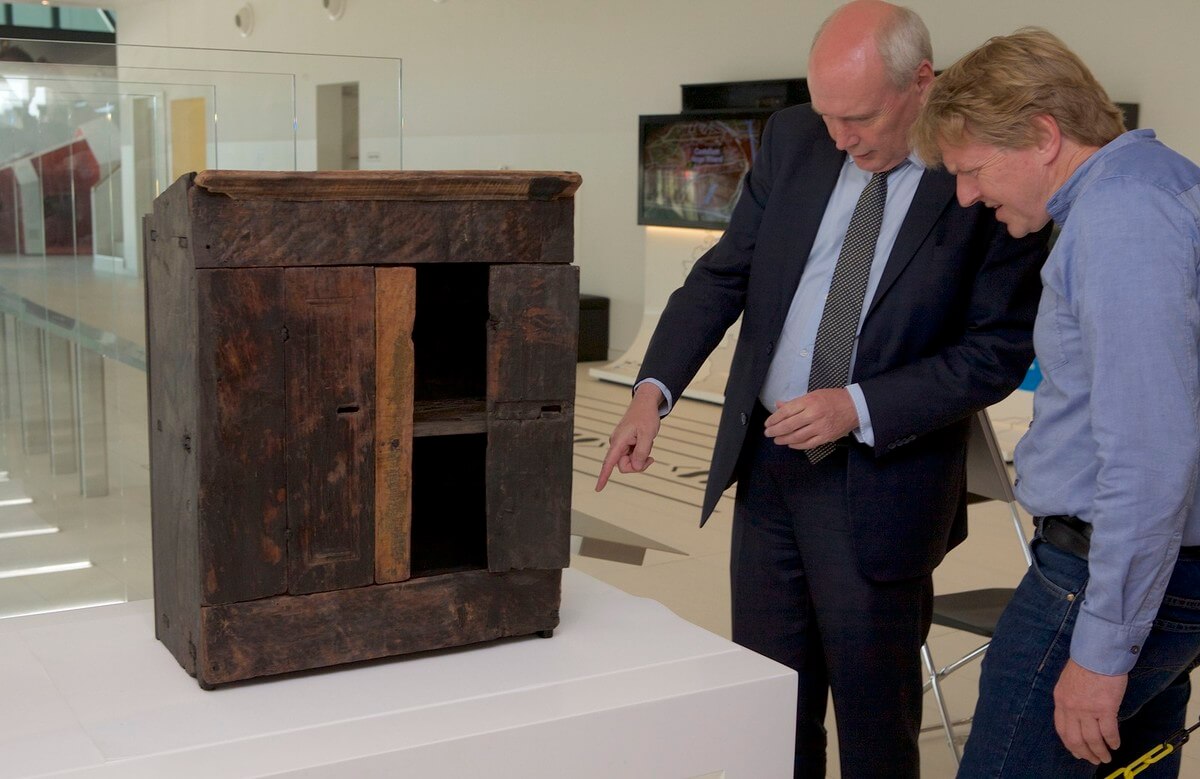 Wethouder Geldof (links) en professor Bazelmans bij het kastje van De Meern 1. Foto: Ton van den Berg