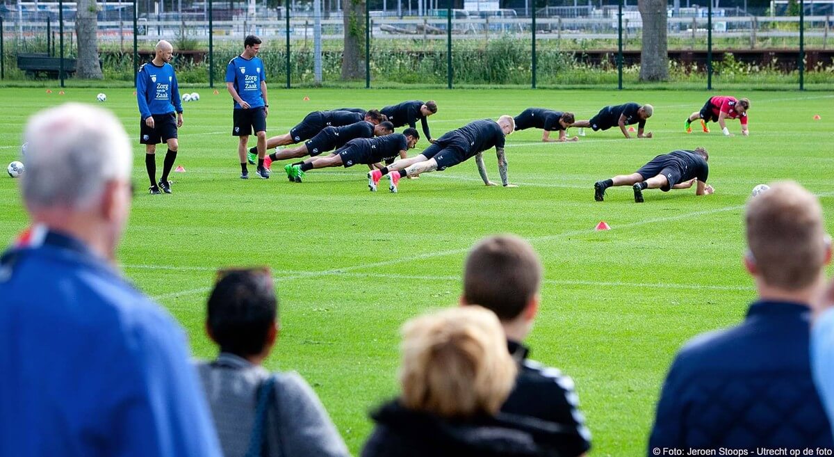 Trainer Ten Hag (links) laat z'n spelers weer zweten. Foto: Jeroen Stoops